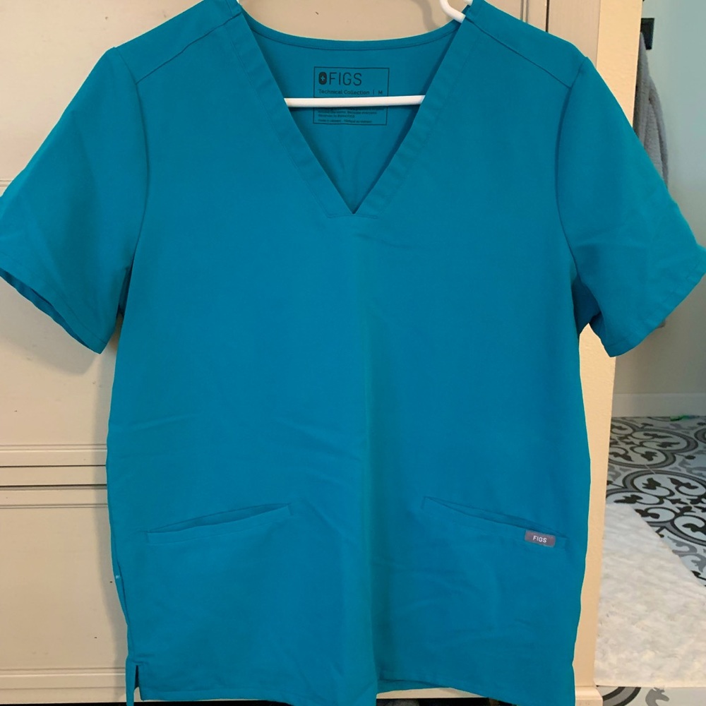 FIGS Casma three pocket scrub top